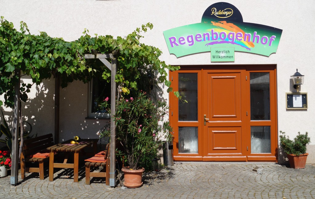 Herzlich willkommen – die Hofeinfahrt des Regenbogenhofs in Rudelswalde