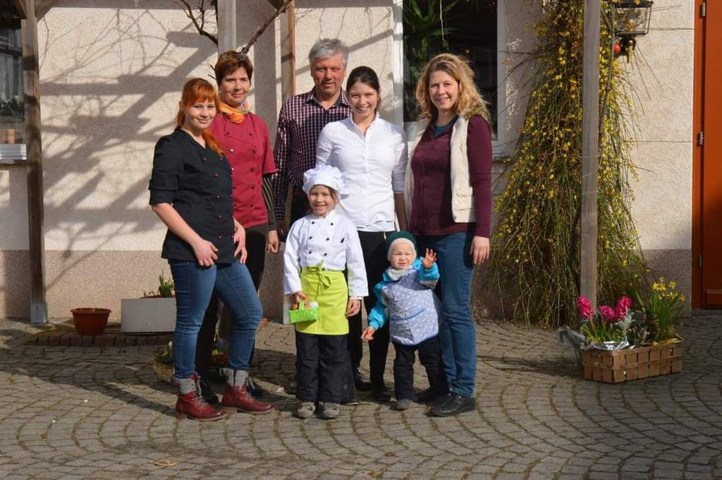 Familie Hüttner vor dem Regenbogenhof