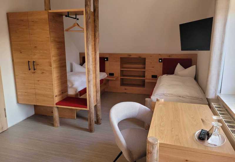 Gemütliches Gästezimmer mit Dusche, WC und TV auf dem Regenbogenhof